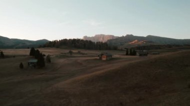Sonbahar Gündoğumu 'nda Dolomites South Tyrol Italya' daki Alpe di Siusi Seiser Alm 'de insansız hava aracı görüntüleri. Yüksek kalite 4k görüntü