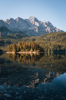 Eibsee Dağı Gölü 'nün sabah fotoğrafı, Garmisch Partenkirchen, Bavyera, Almanya. Yüksek kalite fotoğraf