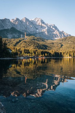 Eibsee Dağı Gölü 'nün sabah fotoğrafı, Garmisch Partenkirchen, Bavyera, Almanya. Yüksek kalite fotoğraf
