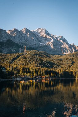 Eibsee Dağı Gölü 'nün sabah fotoğrafı, Garmisch Partenkirchen, Bavyera, Almanya. Yüksek kalite fotoğraf
