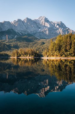 Eibsee Dağı Gölü 'nün sabah fotoğrafı, Garmisch Partenkirchen, Bavyera, Almanya. Yüksek kalite fotoğraf