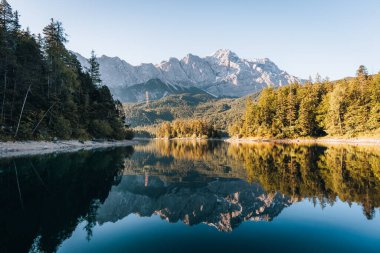 Eibsee Dağı Gölü 'nün sabah fotoğrafı, Garmisch Partenkirchen, Bavyera, Almanya. Yüksek kalite fotoğraf