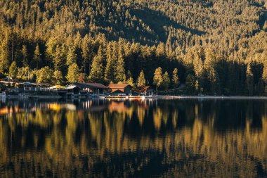 Eibsee Dağı Gölü 'nün sabah fotoğrafı, Garmisch Partenkirchen, Bavyera, Almanya. Yüksek kalite fotoğraf