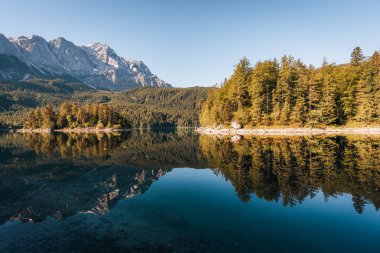 Eibsee Dağı Gölü 'nün sabah fotoğrafı, Garmisch Partenkirchen, Bavyera, Almanya. Yüksek kalite fotoğraf