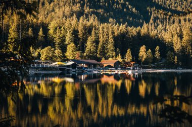 Eibsee Dağı Gölü 'nün sabah fotoğrafı, Garmisch Partenkirchen, Bavyera, Almanya. Yüksek kalite fotoğraf