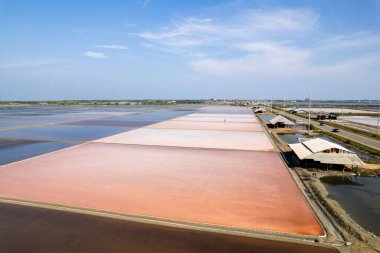Renkli tuz düzlüklerinin hava aracı fotoğrafı Phetchaburi, Tayland 'da. Yüksek kalite fotoğraf