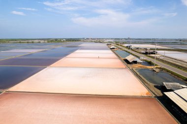 Renkli tuz düzlüklerinin hava aracı fotoğrafı Phetchaburi, Tayland 'da. Yüksek kalite fotoğraf