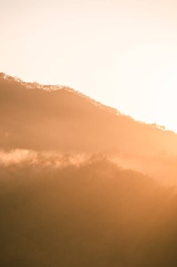 Ella, Sri Lanka 'da baş döndürücü bir gündoğumu sırasında küçük Adams Tepesi manzarası. Yüksek kalite fotoğraf