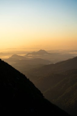 Ella, Sri Lanka 'da baş döndürücü bir gündoğumu sırasında küçük Adams Tepesi manzarası. Yüksek kalite fotoğraf