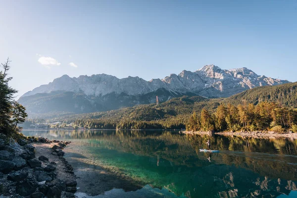 Eibsee Dağı Gölü 'nün sabah fotoğrafı, Garmisch Partenkirchen, Bavyera, Almanya. Yüksek kalite fotoğraf