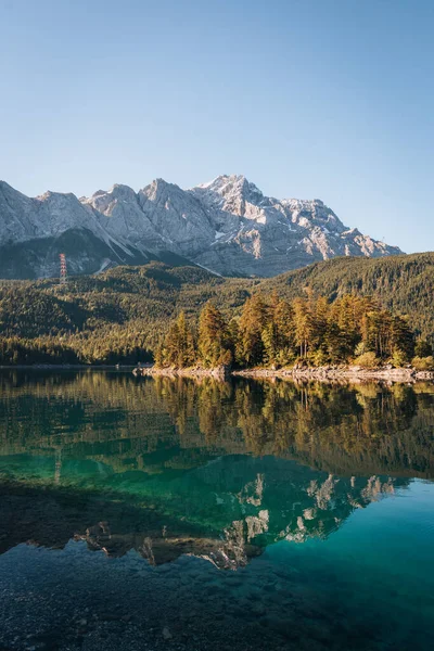 德国巴伐利亚Garmisch Partenkirchen Eibsee Mountain Lake的晨照 高质量的照片 — 图库照片