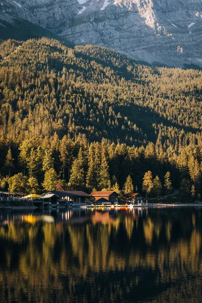 德国巴伐利亚Garmisch Partenkirchen Eibsee Mountain Lake的晨照 高质量的照片 — 图库照片