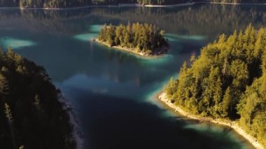 Eibsee Dağı Gölü 'nün sabah videosu, Garmisch Partenkirchen, Bavyera, Almanya. Yüksek kalite 4k görüntü