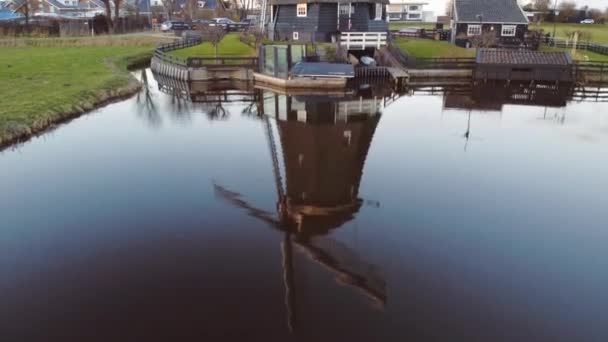 荷兰Uitgeest一家传统风车的无人机镜头 优质Fullhd影片 — 图库视频影像