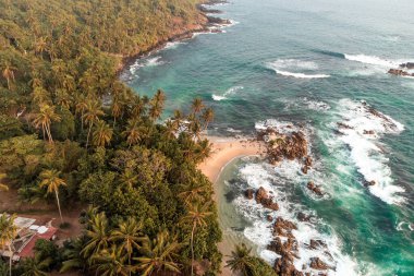 Güney Sri Lanka 'da Mirissa yakınlarındaki Gizli Plajın Hava Günbatımı Fotoğrafı. Yüksek kalite fotoğraf