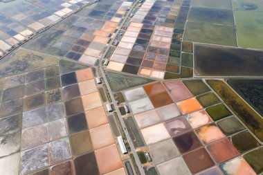 Renkli tuz düzlüklerinin hava aracı fotoğrafı Phetchaburi, Tayland 'da. Yüksek kalite fotoğraf