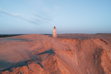 Günbatımında Rubjerg Knude Deniz Feneri 'nde hava aracı fotoğrafı, Danimarka Sahil Hattı. Yüksek kalite fotoğraf