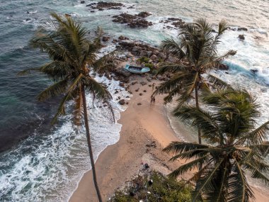 Güney Sri Lanka 'da Mirissa yakınlarındaki Gizli Plajın Hava Günbatımı Fotoğrafı. Yüksek kalite fotoğraf
