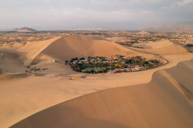 Huacachina, Ica, Peru, Güney Amerika 'daki çöl vahasının günbatımı fotoğrafı. Yüksek kalite fotoğraf