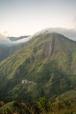 Ella, Sri Lanka 'da baş döndürücü bir gündoğumu sırasında küçük Adams Tepesi manzarası. Yüksek kalite fotoğraf