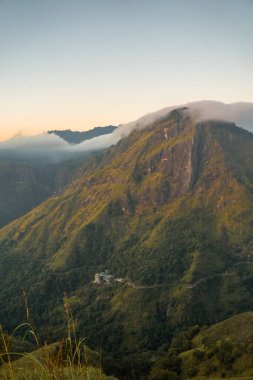 Ella, Sri Lanka 'da baş döndürücü bir gündoğumu sırasında küçük Adams Tepesi manzarası. Yüksek kalite fotoğraf