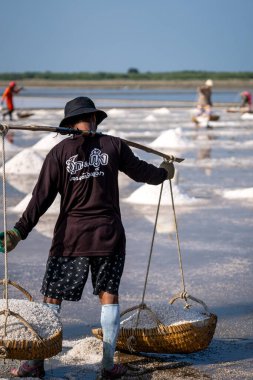 Phetchaburi, Tayland ve Asya 'daki tuz düzlüklerinde çalışan yerliler. Yüksek kalite fotoğraf