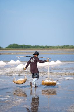 Phetchaburi, Tayland ve Asya 'daki tuz düzlüklerinde çalışan yerliler. Yüksek kalite fotoğraf