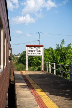 Sri Lanka 'daki Habaraduwa tren istasyonu, yaygın ulaşım aracı. Yüksek kalite fotoğraf