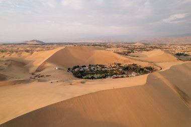 Huacachina, Ica, Peru, Güney Amerika 'daki çöl vahasının günbatımı fotoğrafı. Yüksek kalite fotoğraf