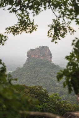 Pidarangula Kayası 'ndan Sigiriya Aslan Kayası' nın puslu ve karamsar sabah fotoğrafı. Yüksek kalite fotoğraf