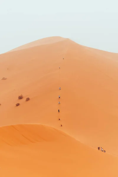 Emberek Másznak Szahara Sivatag Dűnék Egy Felhős Napon Merzouga Marokkó — Stock Fotó