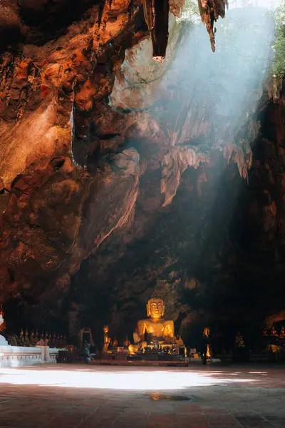 Khao Luang Cave Phetchaburi Thailand Met Zonlicht Komt Binnen Hoge — Stockfoto