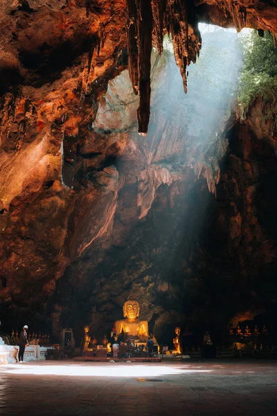 Печера Хао Луанг Фетчабурі Таїланд Сонячним Світлом Високоякісна Фотографія — стокове фото