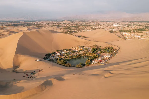 Huacachina, Ica, Peru, Güney Amerika 'daki çöl vahasının günbatımı fotoğrafı. Yüksek kalite fotoğraf