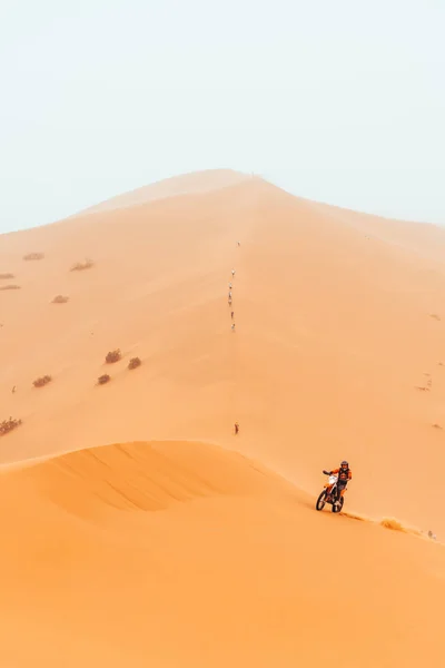Μοτοσικλέτα Αγωνιστικά Μέσα Σαχάρα Έρημο Chebbi Αμμόλοφος Merzouga Μαρόκο Υψηλής — Φωτογραφία Αρχείου