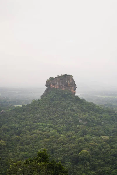 Pidarangula Rock에서 Sigiriya Lion Rock의 Hazy와 Moody 품질의 — 스톡 사진