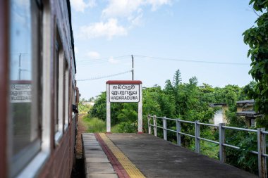 Sri Lanka 'daki Habaraduwa tren istasyonu, yaygın ulaşım aracı. Yüksek kalite fotoğraf