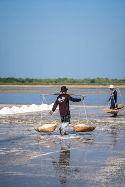 Phetchaburi, Tayland ve Asya 'daki tuz düzlüklerinde çalışan yerliler. Yüksek kalite fotoğraf