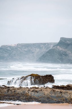 Güney Portekiz 'in Atlantik Okyanusu' ndaki güzel batı sahili manzarası. Yüksek kalite fotoğraf