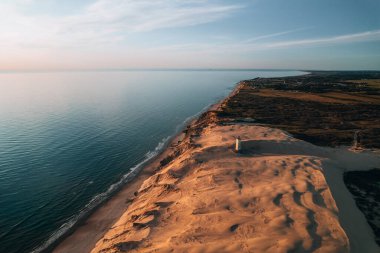 Günbatımında Rubjerg Knude Deniz Feneri 'nde hava aracı fotoğrafı, Danimarka Sahil Hattı. Yüksek kalite fotoğraf