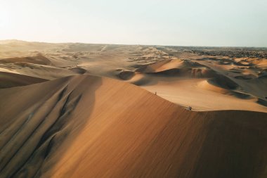 Huacachina, Ica, Peru, Güney Amerika 'nın çöl günbatımında kum tepesindeki kişi. Yüksek kalite fotoğraf