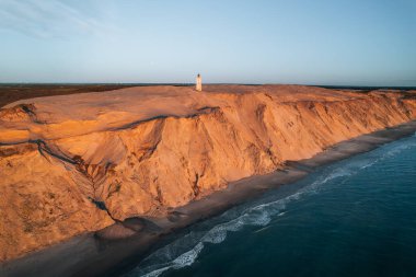 Günbatımında Rubjerg Knude Deniz Feneri 'nde hava aracı fotoğrafı, Danimarka Sahil Hattı. Yüksek kalite fotoğraf