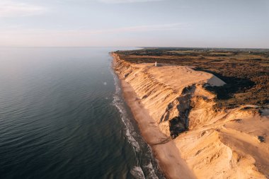 Günbatımında Rubjerg Knude Deniz Feneri 'nde hava aracı fotoğrafı, Danimarka Sahil Hattı. Yüksek kalite fotoğraf