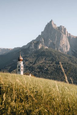 Seis am Schlern, St. Valentin Kilisesi, Dolomites, Castelrotto, Siusi, Trentino Alto Adige İtalya. Yüksek kalite fotoğraf