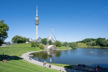 Münih, Bavyera Almanya 'da Olympia Tower Olympiaturm ile Olympia Park manzarası. Yüksek kalite fotoğraf