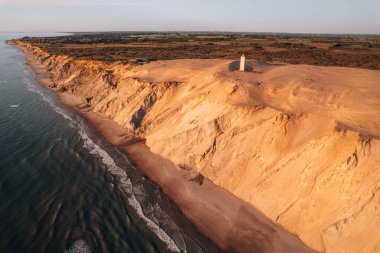 Günbatımında Rubjerg Knude Deniz Feneri 'nde hava aracı fotoğrafı, Danimarka Sahil Hattı. Yüksek kalite fotoğraf