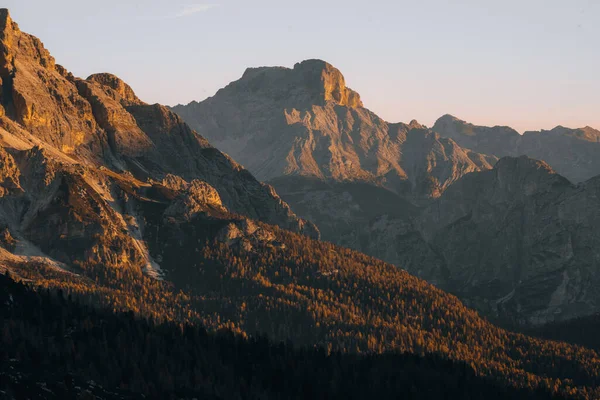 Dolomites, İtalya 'da Nuvolau Averau Passo Giau' nun günbatımı fotoğrafı. Yüksek kalite fotoğraf