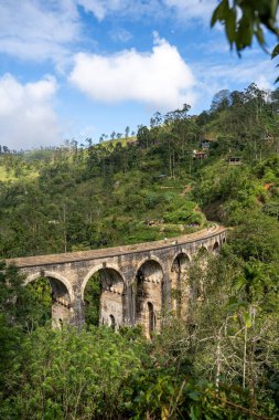 Ella 'da güneşli bir günde ünlü dokuz kemer köprüsü, Sri Lanka tren yolculuğu. Yüksek kalite fotoğraf