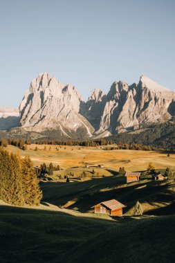 Gün batımında Alpe di Siusi 'nin çarpıcı manzarası, Dolomitler, İtalya. Yüksek kalite fotoğraf