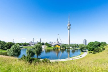 Münih, Bavyera Almanya 'da Olympia Tower Olympiaturm ile Olympia Park manzarası. Yüksek kalite fotoğraf